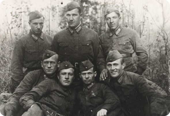 С.И. Тимаков в первом ряду первый слева с боевыми товарищами. Начало 1940-х гг.